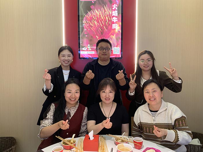 豐盛佳肴聚一堂，團(tuán)建聚餐喜氣洋洋。讓我們齊聚力量，砥礪前行！