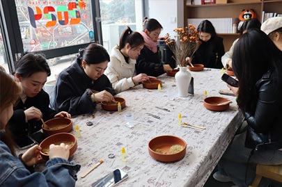 河南賽諾威全體女同事“甜蜜女神節(jié)，藝術(shù)DIY”活動慶祝3月8日女神節(jié)快樂！